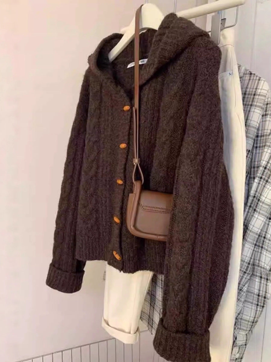 Damen Kapuzen-Strickjacke mit Zopfstrick, Holzknopfleiste und kastiger Silhouette Shop Nory