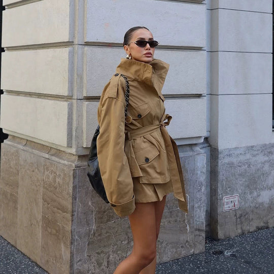 Damen Taillierte Utility-Jacke mit Bindegürtel, hohem Stehkragen und Pattentaschen Shop Nory