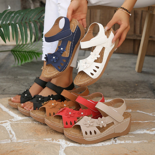 Damen Komfort-Wedgesandalen mit verstellbarem Klettverschluss und Blütenapplikation Shop Nory