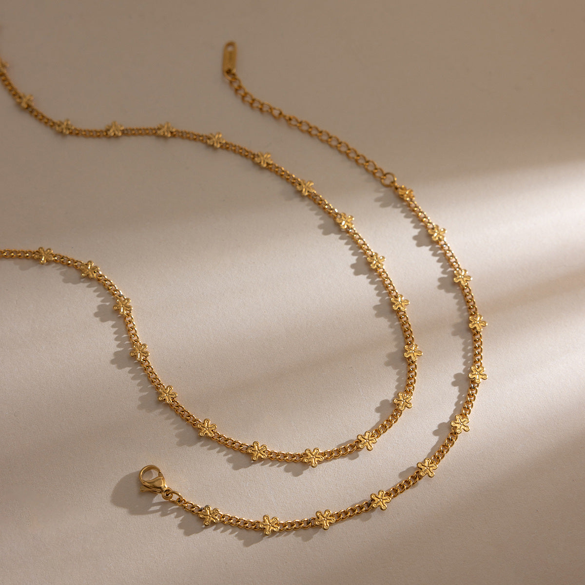 Damen Halskette mit eleganten Blumenanhängern und verstellbarem Edelstahlverschluss Shop Nory