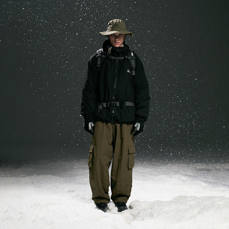 Herren Wattierte Tech-Outdoorjacke mit verstellbarem Taillengurt, Utility‑Befestigungen und versteckter Kapuze Shop Nory