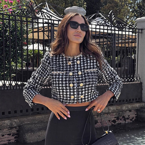 Damen Kurzer Bouclé‑Tweed‑Blazer mit kastiger Silhouette, strukturierter Schulter und goldfarbenen Zierknöpfen Shop Nory