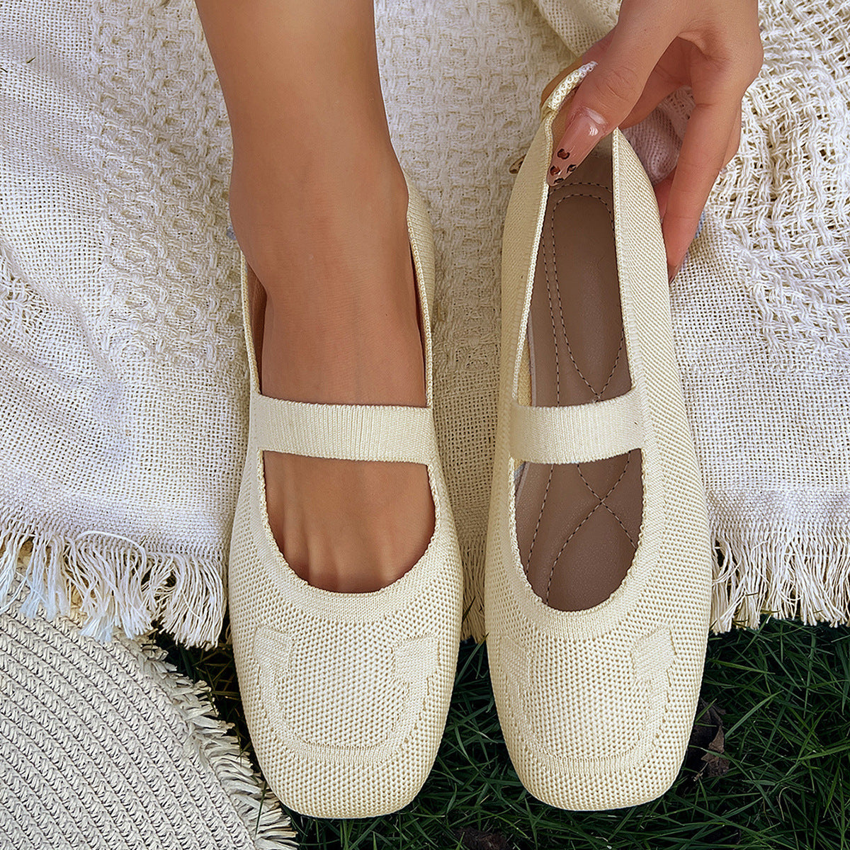 Damen atmungsaktive Ballerinas mit flexiblem Gummi-Obermaterial und verstellbarem Riemen