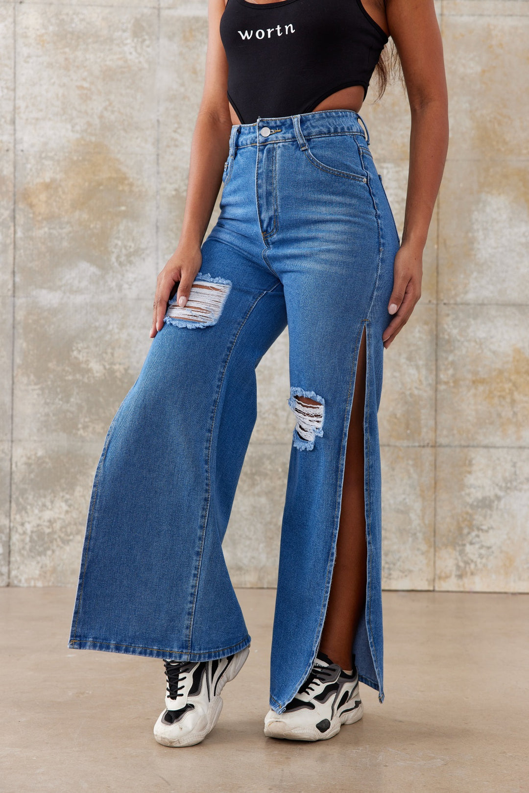 Damen hochtaillierte Wide‑Leg-Jeans mit großen Knie-Rips und seitlichen Beinschlitzen Shop Nory