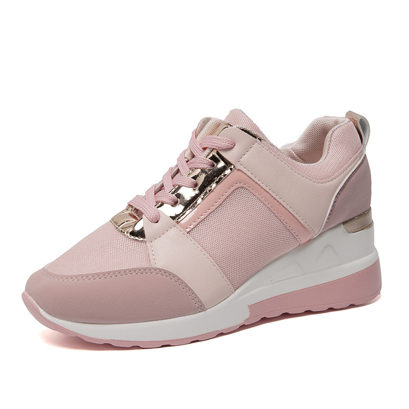 Damen Keil-Sneaker mit perforiertem Obermaterial, gepolstertem Komfortkragen und reflektierenden Metalldetails Shop Nory