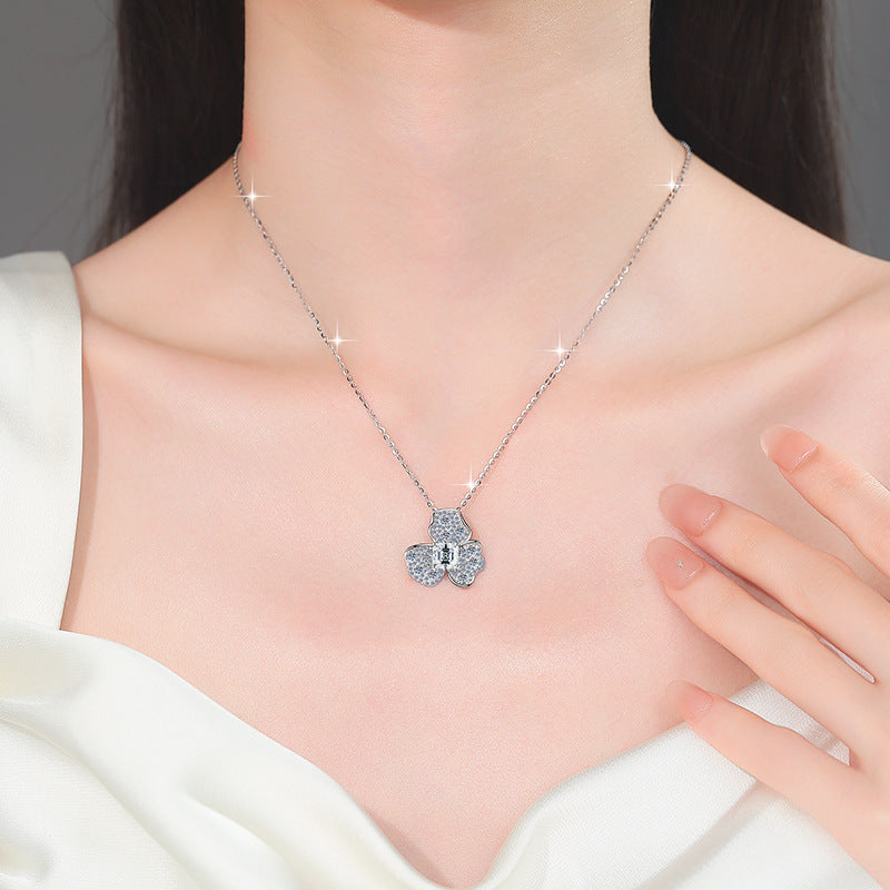 Damen Halskette mit floralen Anhänger und funkelndem Kristall Shop Nory