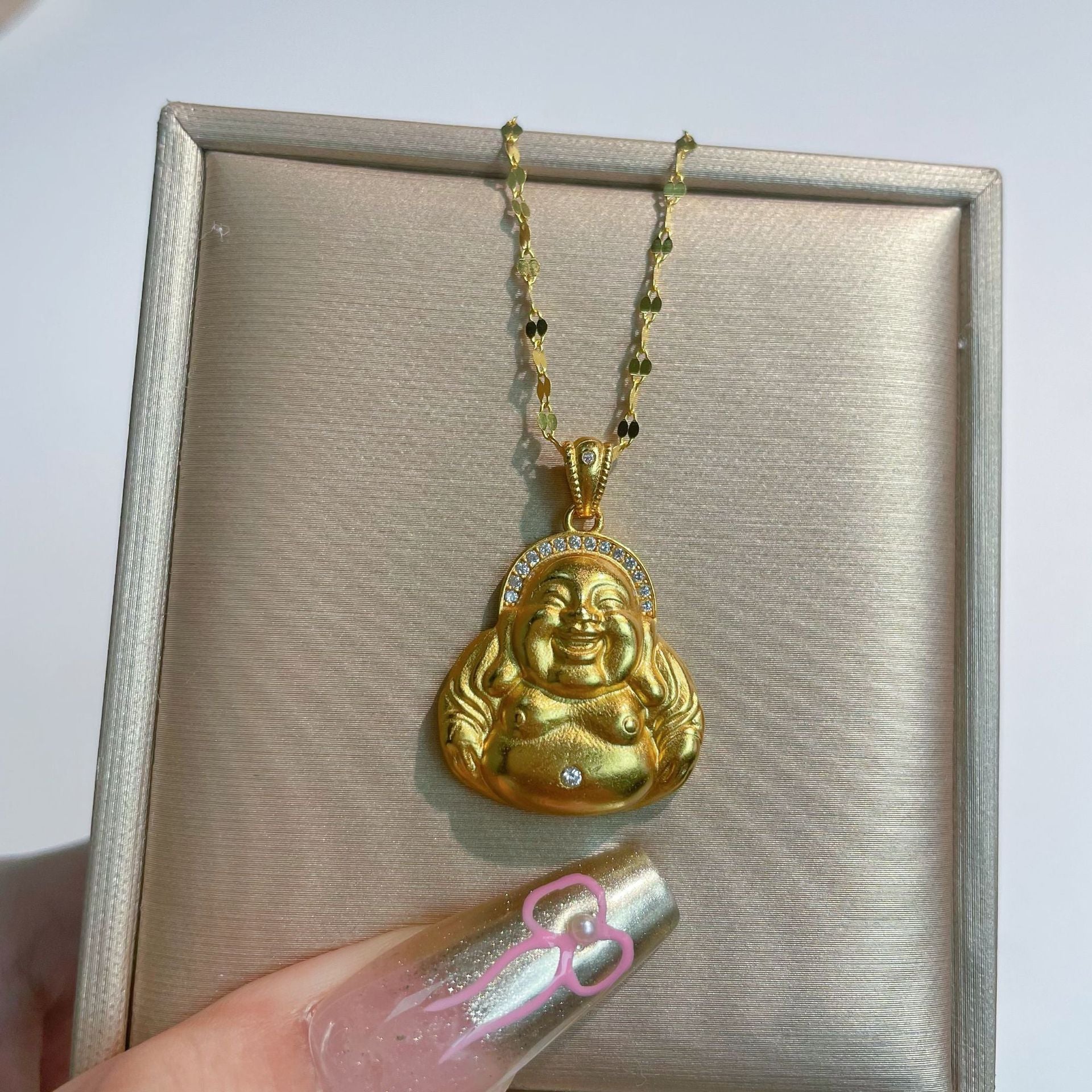 Damen Halskette mit Buddha-Anhänger und hochwertigem Strass-Besatz Shop Nory