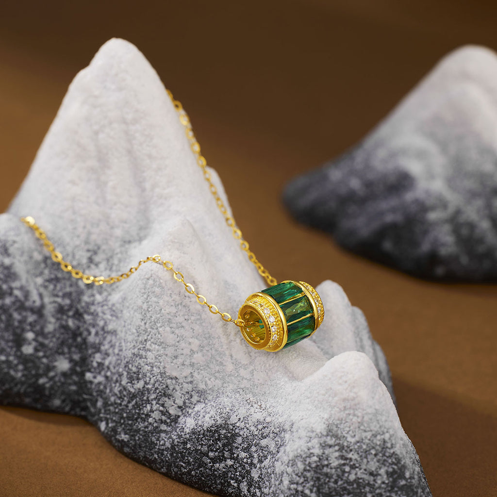 Damen Halskette mit einzigartigem Edelsteinanhänger und funkelnden Zirkonia Shop Nory