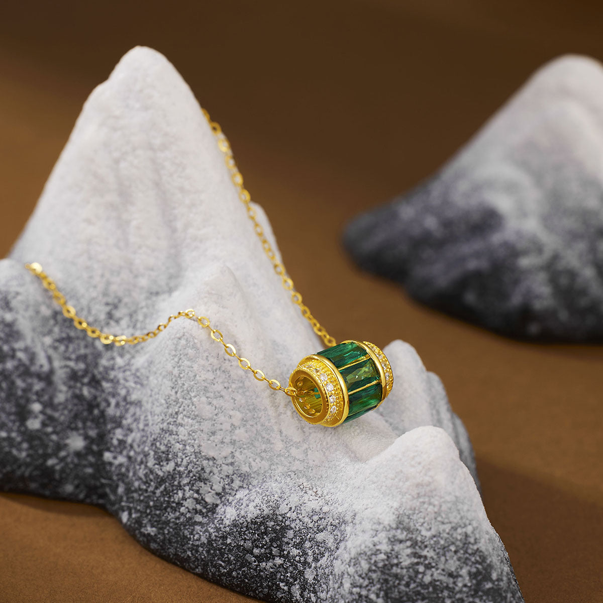 Damen Halskette mit einzigartigem Edelsteinanhänger und funkelnden Zirkonia Shop Nory