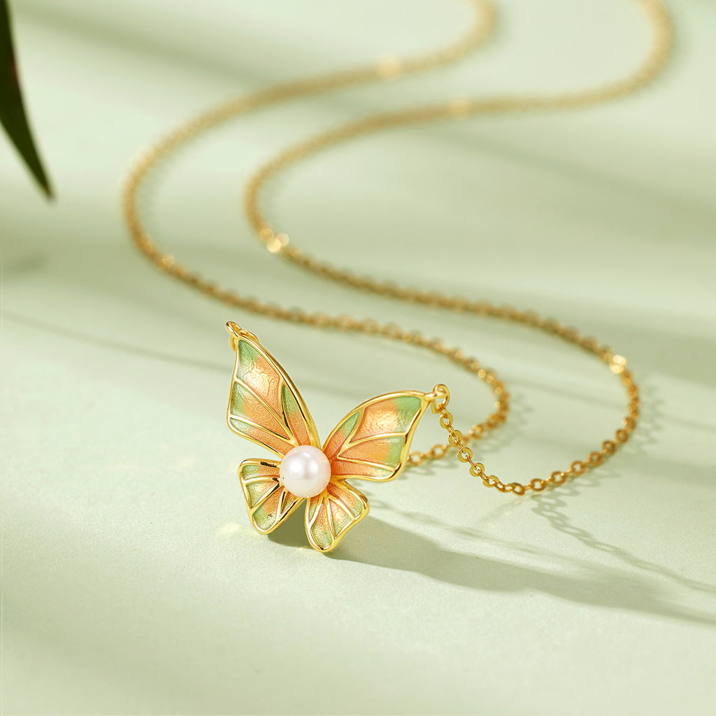 Damen filigrane Halskette mit kunstvollem Schmetterlingsanhänger und Perlen-Detail Shop Nory