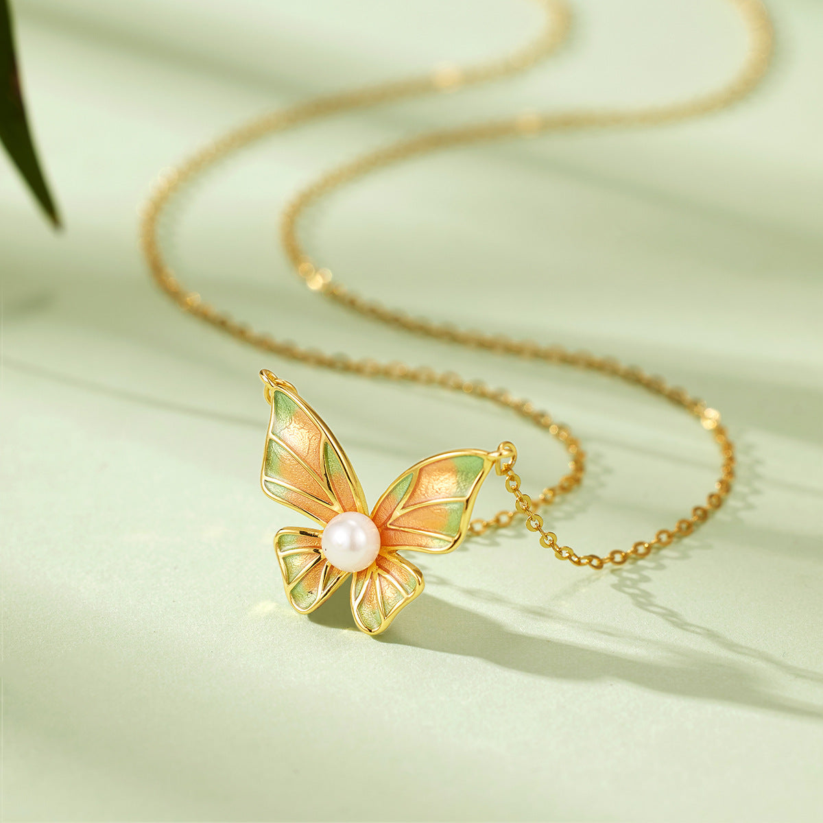 Damen filigrane Halskette mit kunstvollem Schmetterlingsanhänger und Perlen-Detail Shop Nory