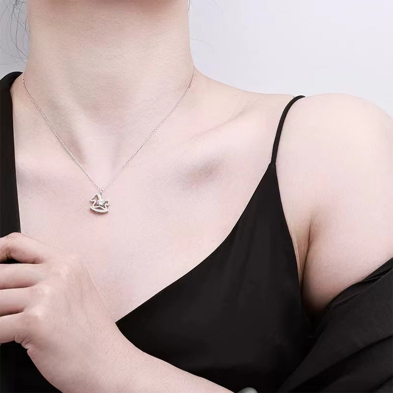Damen Halskette mit detailverliebt gestalteter Schaukelpferd-Anhänger Shop Nory