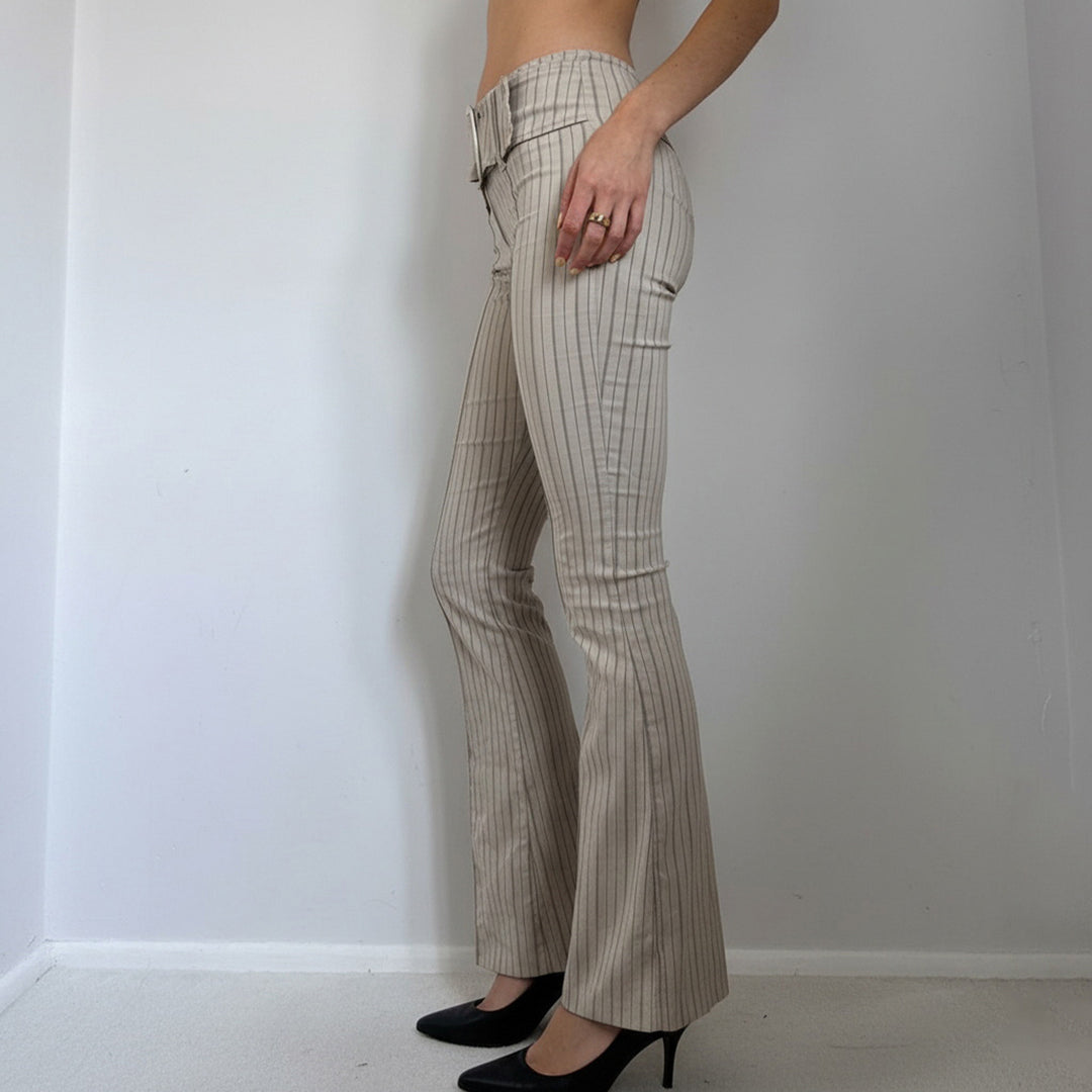 Damen nan hochtaillierte Nadelstreifen‑Schlaghose mit breitem Bindegürtel und figurformenden Bügelfalten Shop Nory