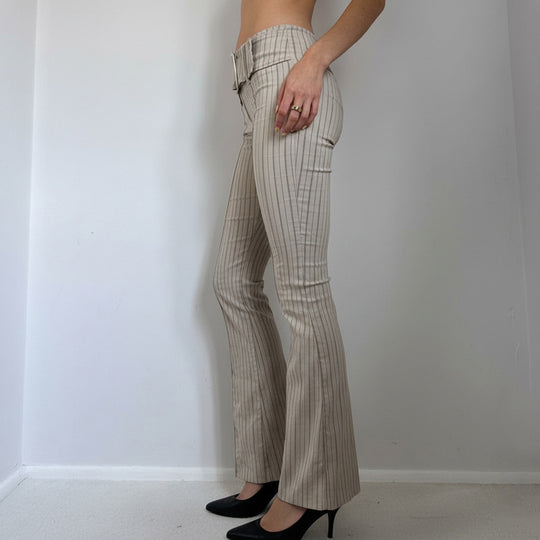 Damen nan hochtaillierte Nadelstreifen‑Schlaghose mit breitem Bindegürtel und figurformenden Bügelfalten Shop Nory