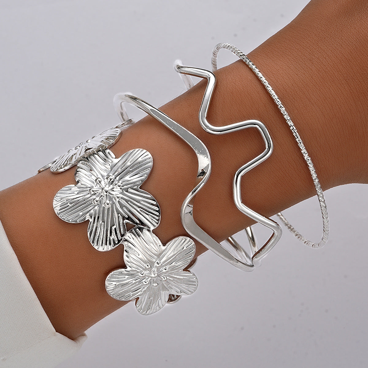 Damen Armreifen-Set mit kunstvollen Blumenmustern und eleganten Designs Shop Nory