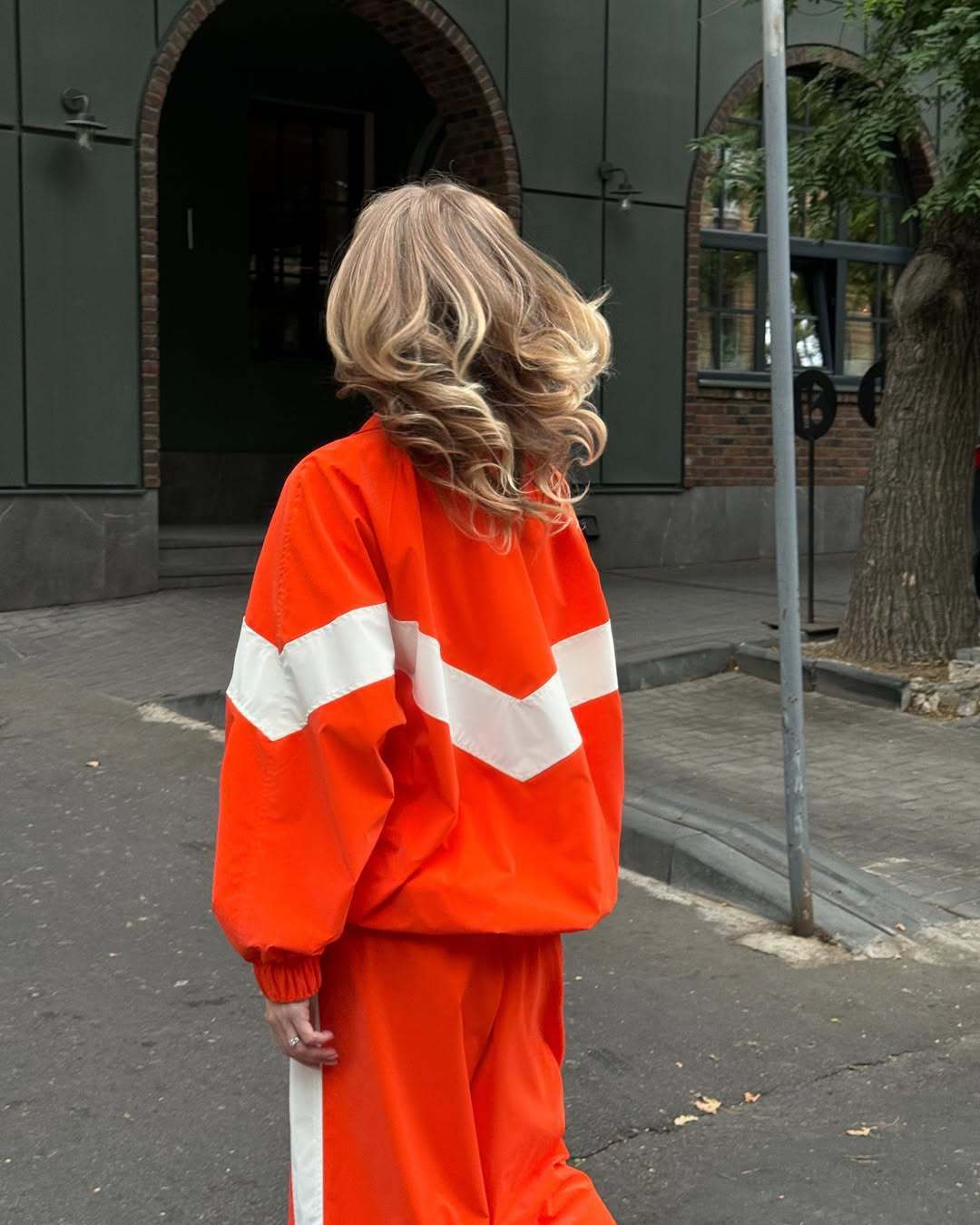 Damen Zweiteiliges Oversized Windbreaker-Set mit Kontraststreifen, Elastischem Saum und Tunnelzughose Shop Nory