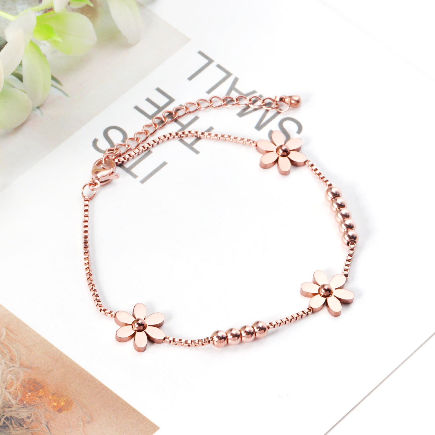 Damen Armband mit floralen Akzenten und eleganter Goldplattierung Shop Nory