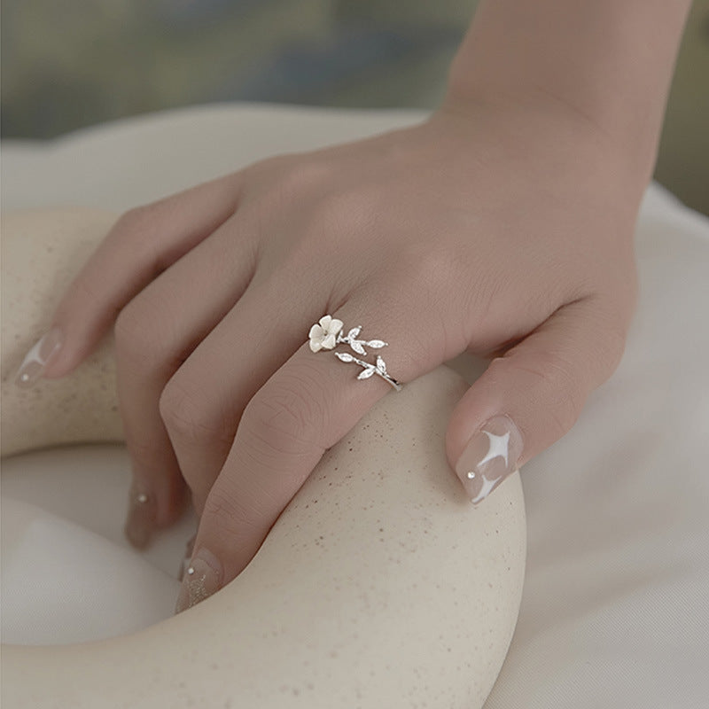 Damenring mit floralem Design und funkelnden Zirkonia Shop Nory