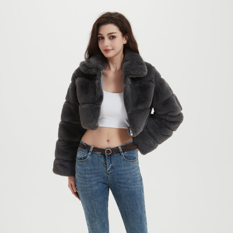 Damen Cropped Kunstpelzjacke mit horizontalen Volumenpaneelen, Steh-Umlegekragen und Reißverschluss Shop Nory