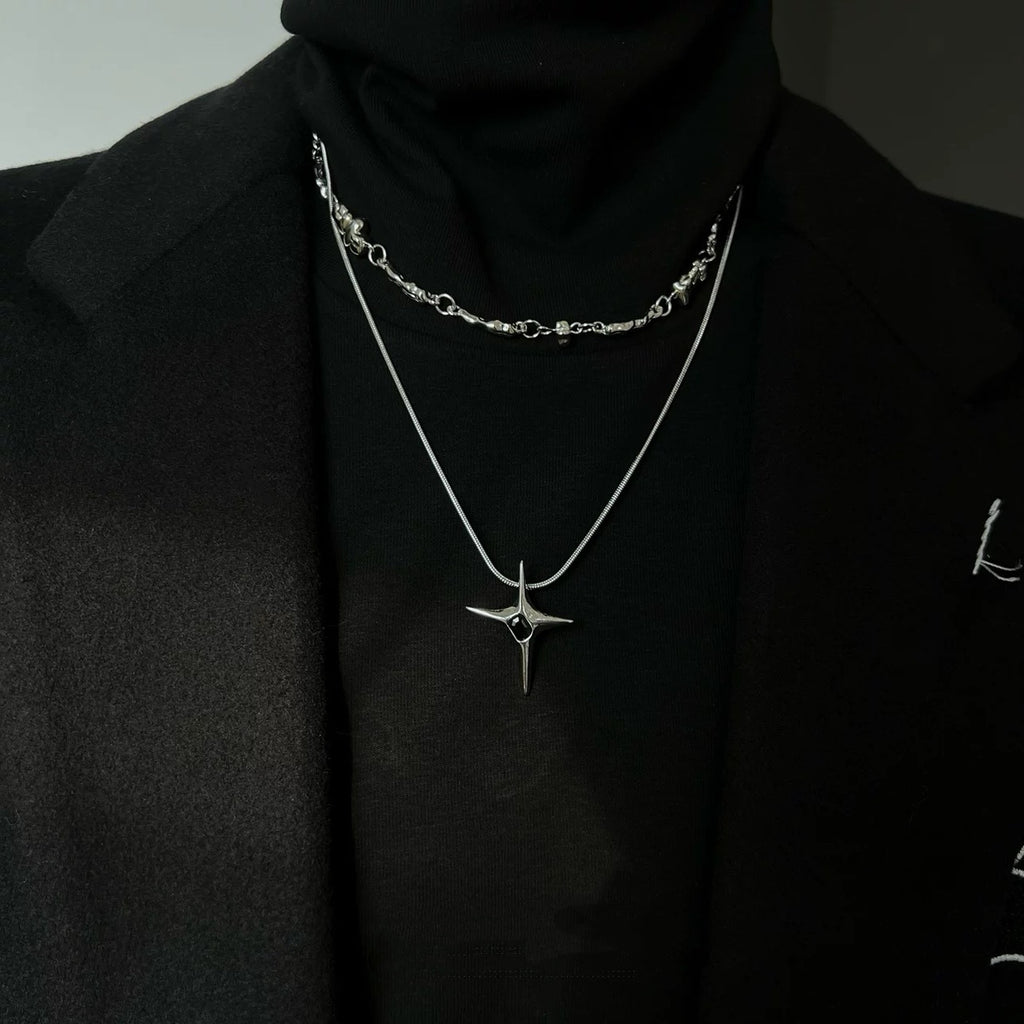 Damen Halskette mit modernem dreidimensionalem Anhänger und eleganten Kettendetails Shop Nory