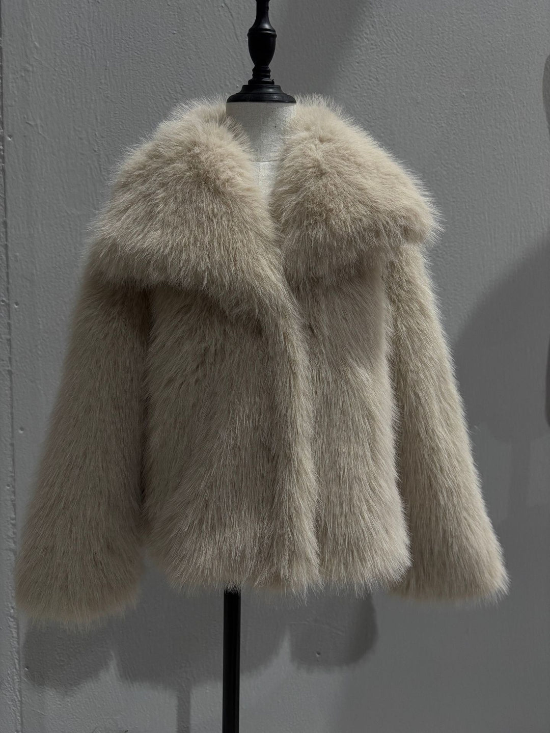 Damen Kurzbolero im Boxy-Cut aus veganem Shaggy-Kunstpelz mit XXL-Schalkragen Shop Nory