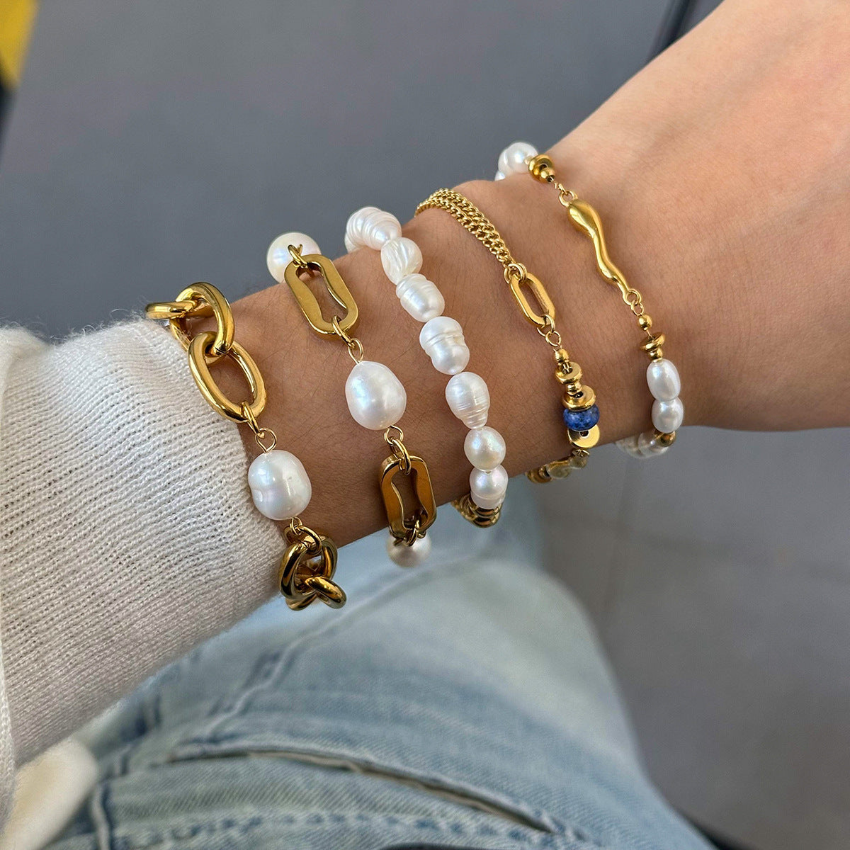 Damen Armband mit eleganten Perlen und modischen Verbindungselementen Shop Nory