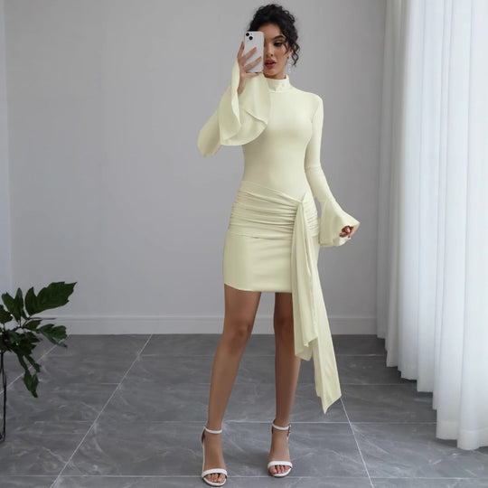 Damen Enganliegendes Mini-Kleid mit Rollkragen, Raffung, Bindeschal und Glockenärmeln Shop Nory