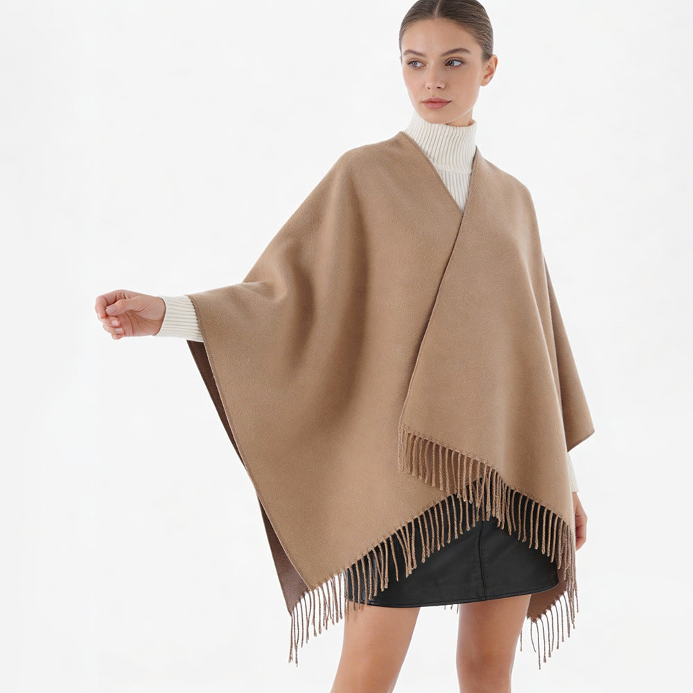 Damen Minimalistischer Wickel‑Capeponcho aus Wollmix mit V‑Ausschnitt und zartem Fransensaum Shop Nory