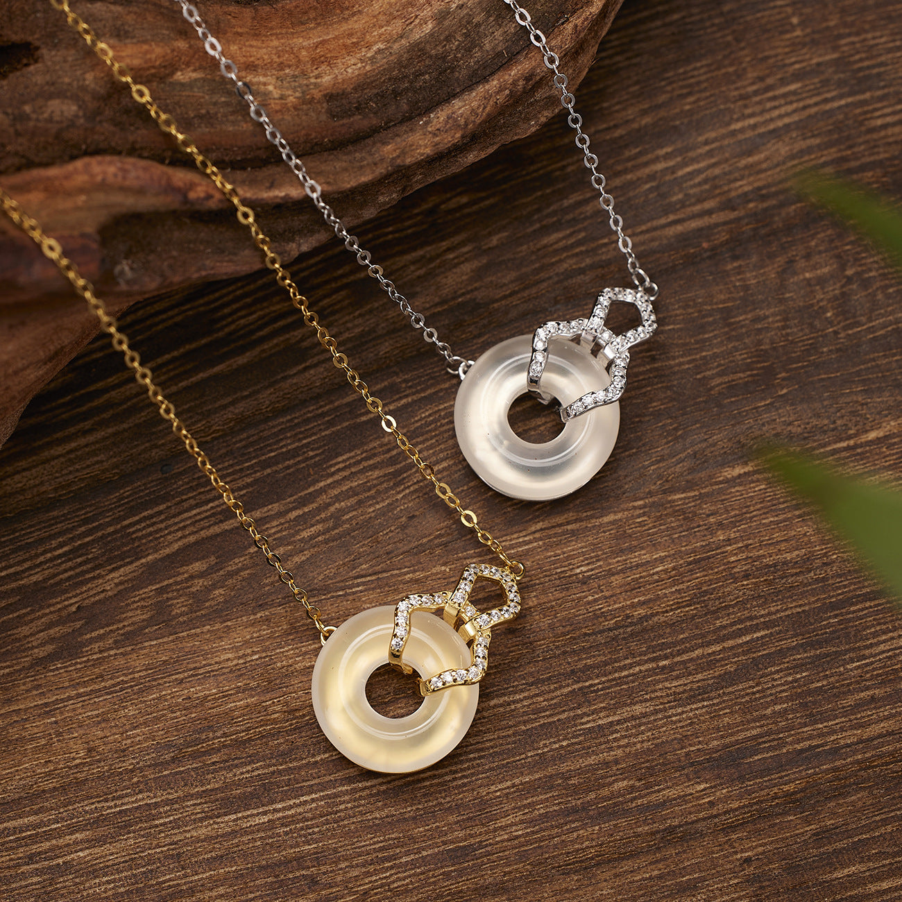 Damen Halskette mit elegantem runden Anhänger und funkelnden Kristallen Shop Nory