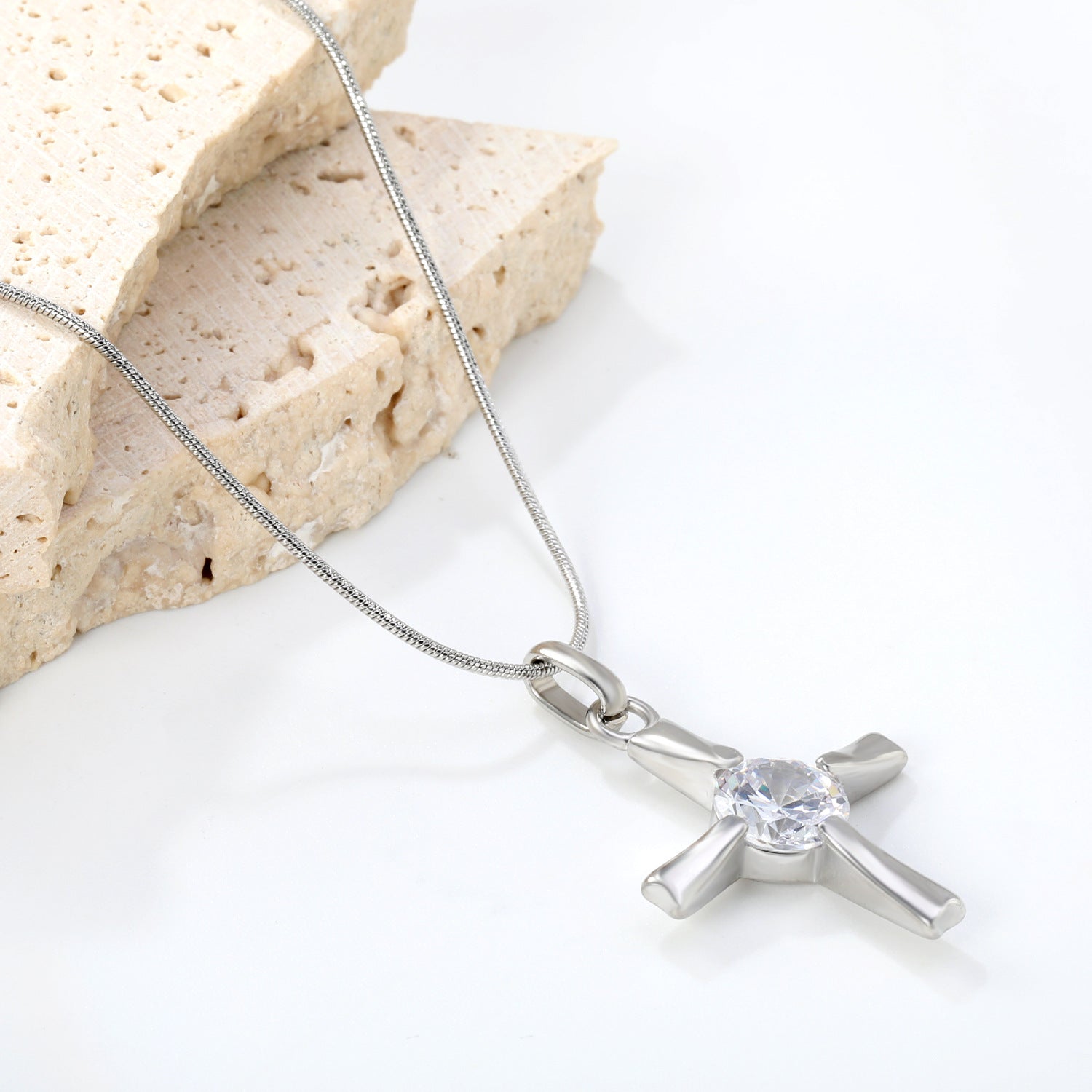 Damen Halskette mit funkelndem Kreuzanhänger aus hochwertigem Edelstahl und Zirkonia Shop Nory