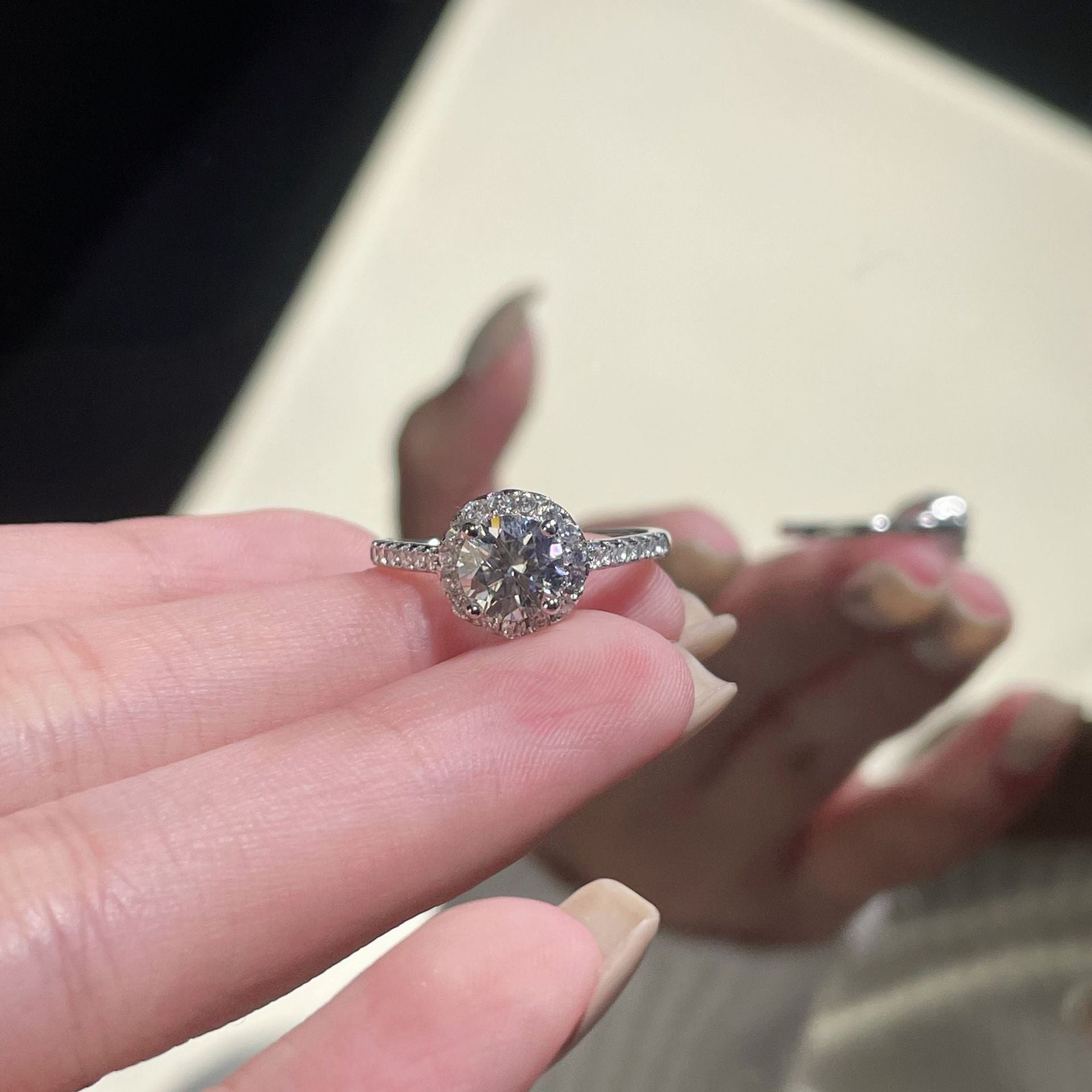 Damen Verlobungsring mit detailliertem Zirkonia-Anhänger und feinem Band Shop Nory