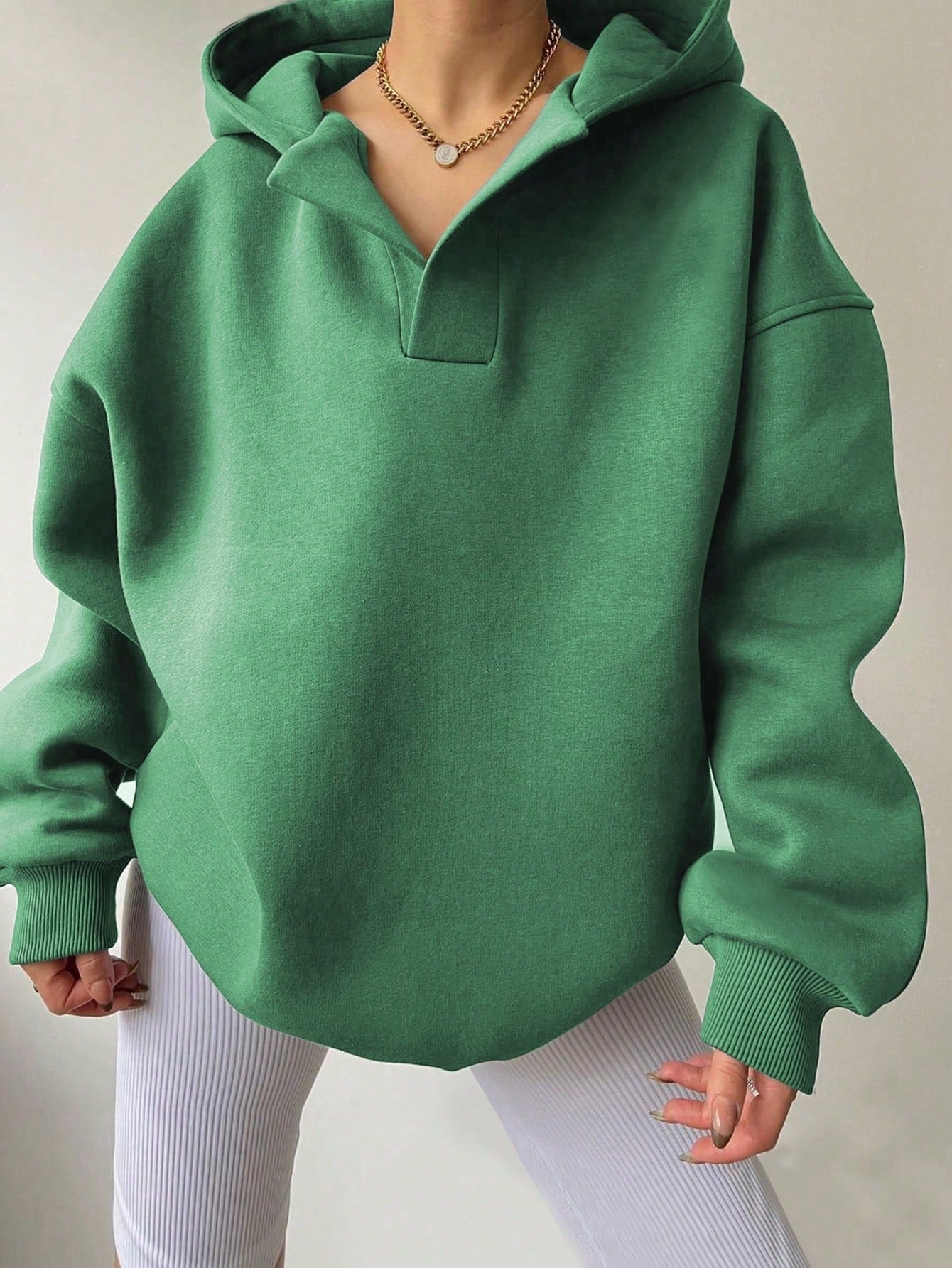 Damen Oversized Hoodie mit kurzem Kragen und praktischen Seitentaschen