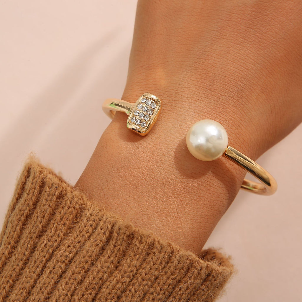 Damen Armreif mit eleganten Perlen und strukturiertem Design Shop Nory
