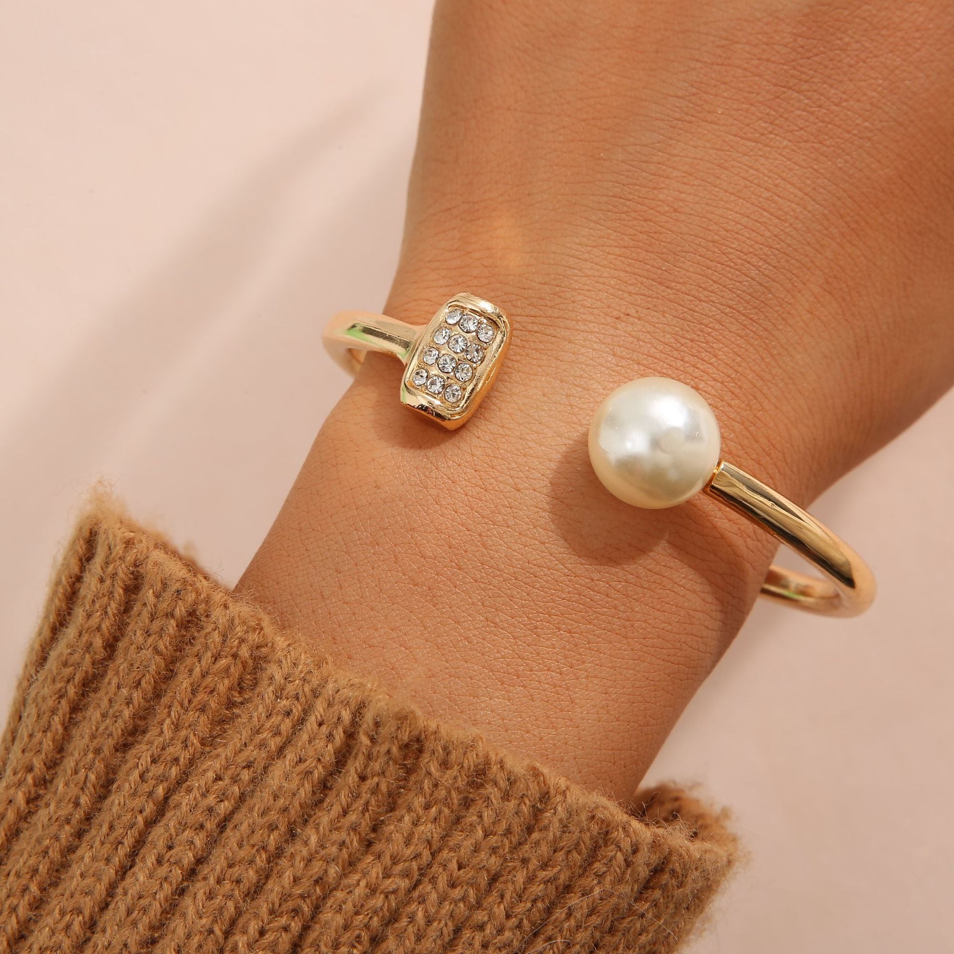 Damen Armreif mit eleganten Perlen und strukturiertem Design Shop Nory