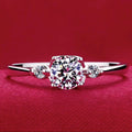 Damen eleganter Ring mit funkelndem Hauptstein und seitlichen Zirkonia Shop Nory