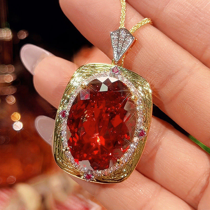 Luxuriöse ovale Amethyst-Anhänger mit Rubinelementen und Diamant-Halo-Goldkette