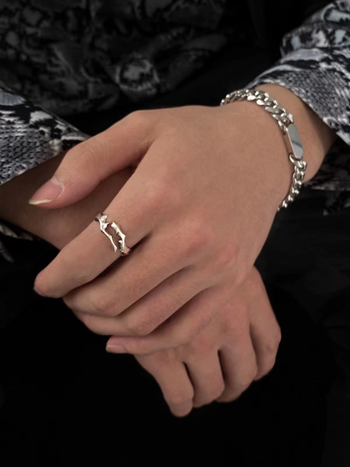 Damen kreativ gestalteter Ring mit kunstvollem Wellenmuster Shop Nory