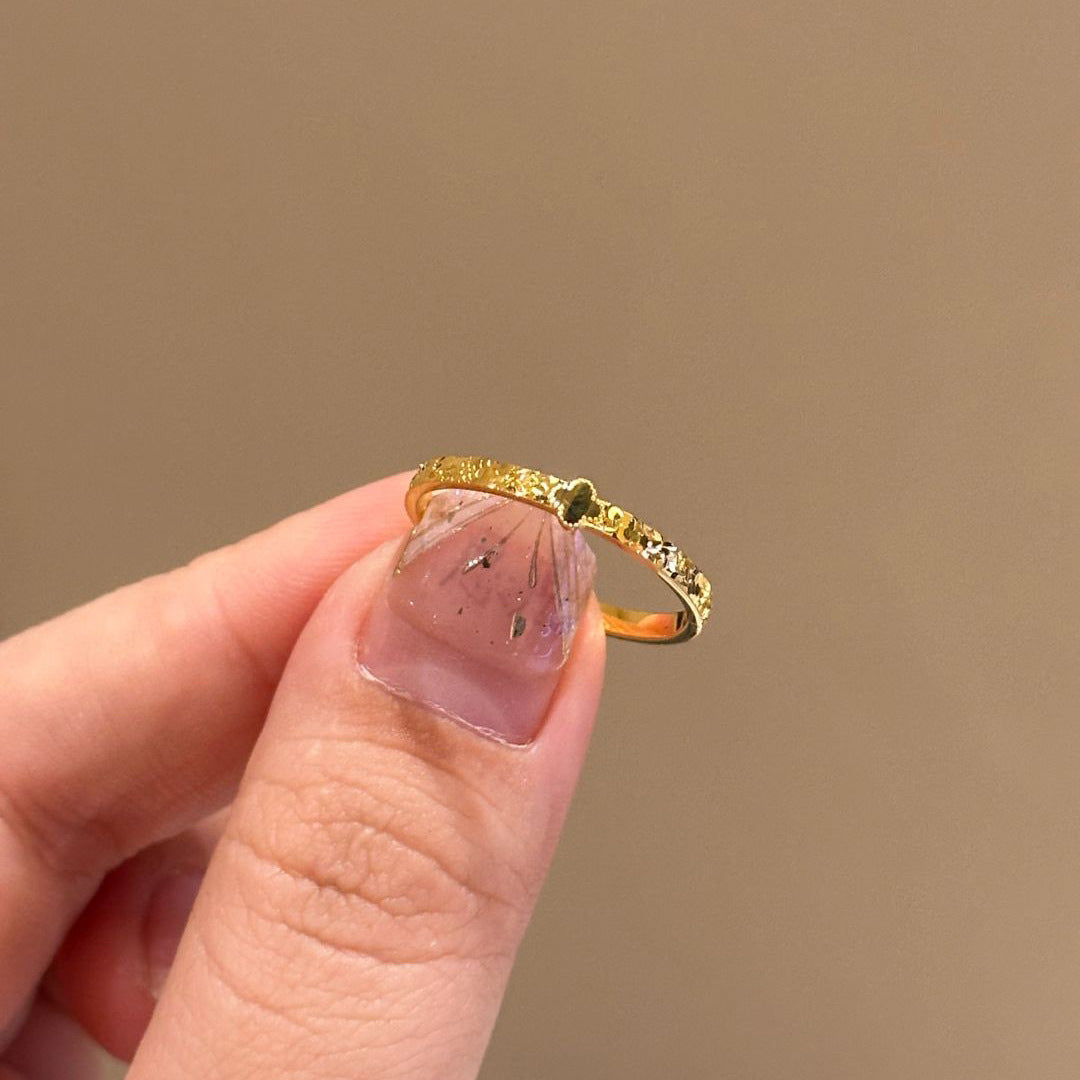 Damen zarter Ring mit Herzdesign und funkelnden Akzenten Shop Nory