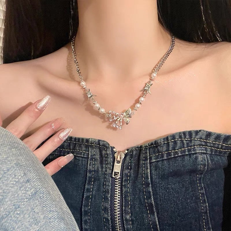Damen Halskette mit edlen Perlen und detailreichen Anhängern Shop Nory