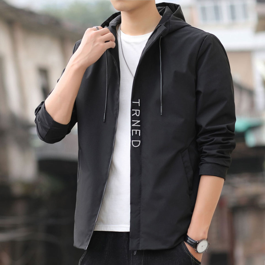 Herren leichte Kapuzen‑Shelljacke mit verdecktem Reißverschluss und minimalistischer Utility‑Optik Shop Nory
