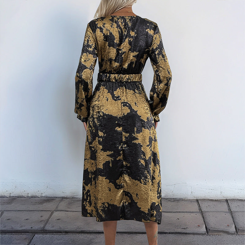 Damen Wickel-Midikleid mit Metallic-Effekt, abstraktem Print, Taillenring und hohem Beinschlitz Shop Nory
