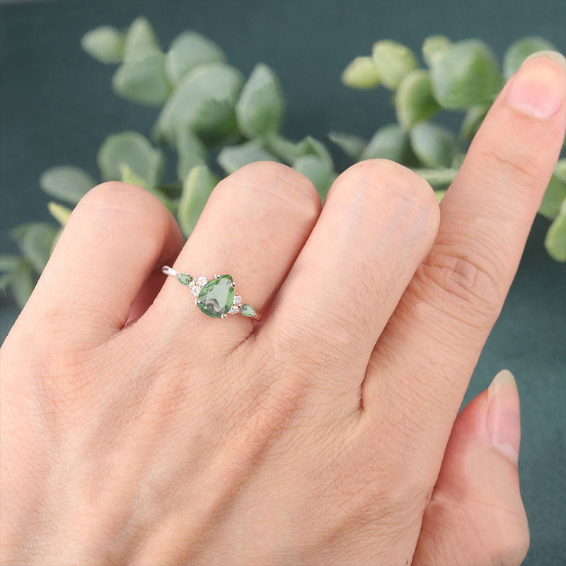 Damen filigraner Ring mit tropfenförmigem grünen Edelstein und funkelnden Zirkoniasteinen Shop Nory