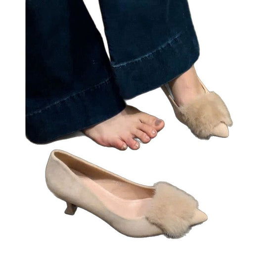 Damen Spitz zulaufende Mules aus Samtoptik mit Fellpompon und geformtem Kittenabsatz Shop Nory