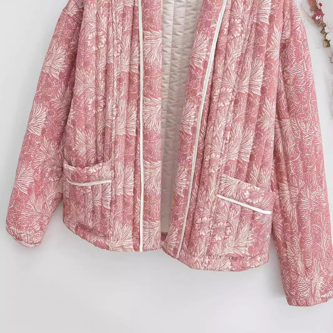Damen Leichte gesteppte Jacke im Kimono-Stil mit floralem Blockdruck und Kontrastpaspel Shop Nory