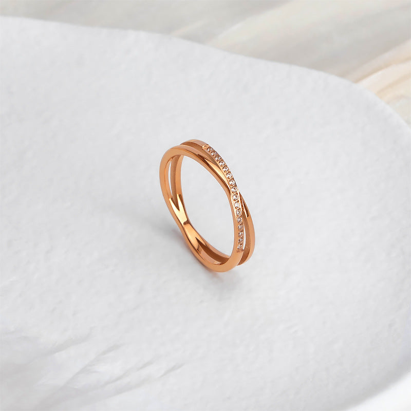 Damen eleganter Ring mit geflochtenem Design und funkelnden Zirkonia-Steinen Shop Nory