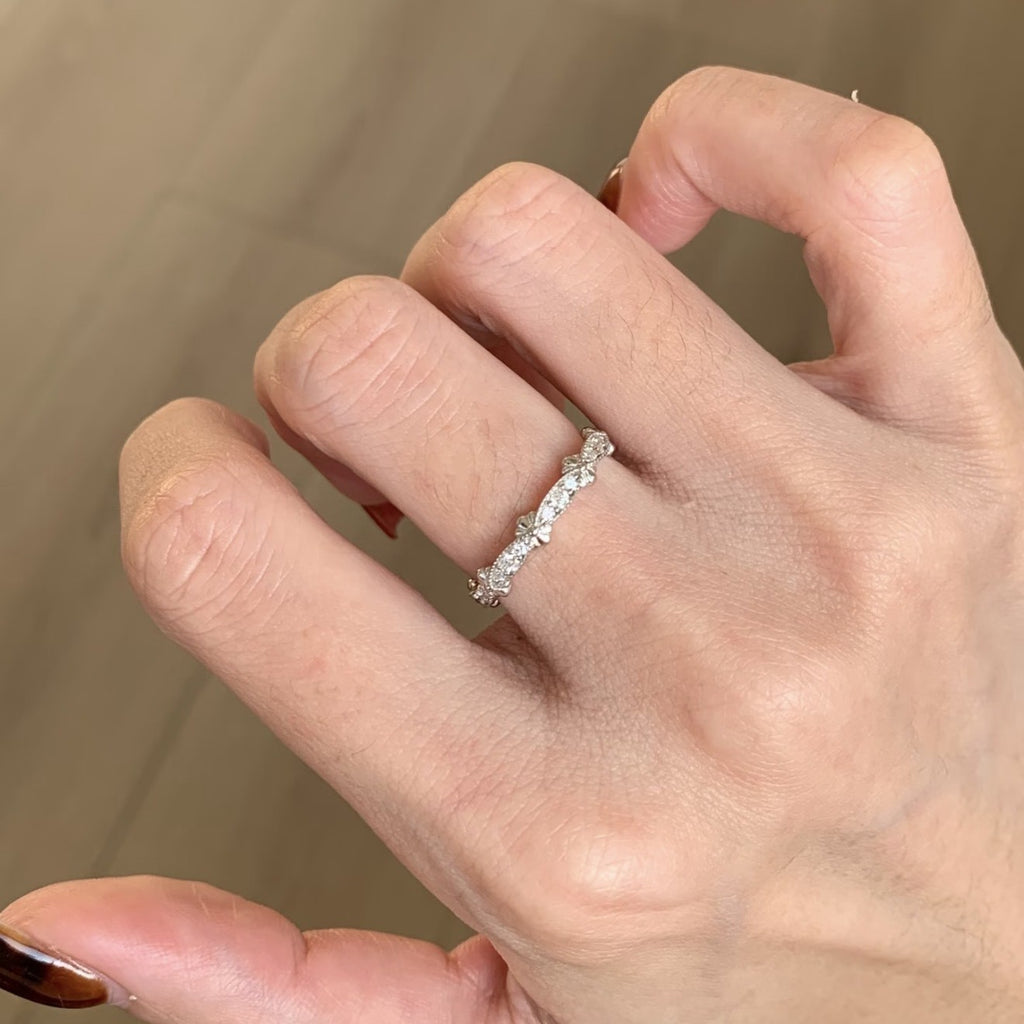 Damenring mit funkelndem Zirkonia und eleganter floraler Gestaltung Shop Nory