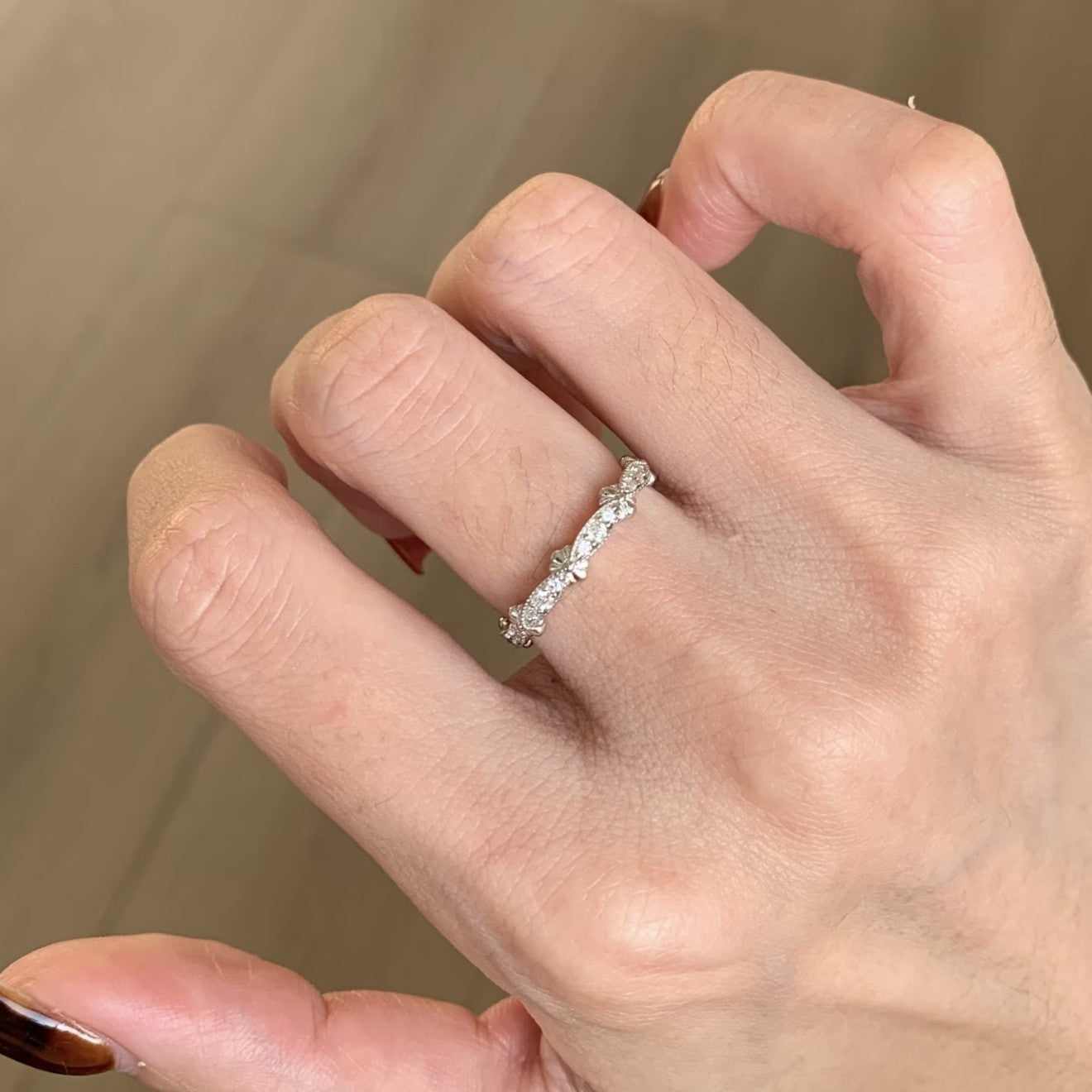 Damenring mit funkelndem Zirkonia und eleganter floraler Gestaltung Shop Nory