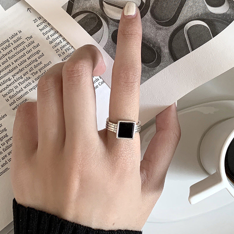 Damenring mit kunstvollem Design und rundem Onyx Shop Nory