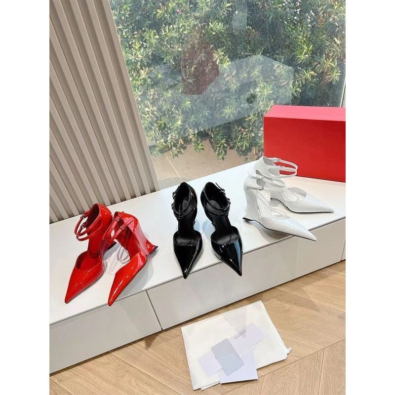 Damen Spitz zulaufende Lack-Wedges mit skulptiertem Keilabsatz und doppeltem Knöchelriemen Shop Nory