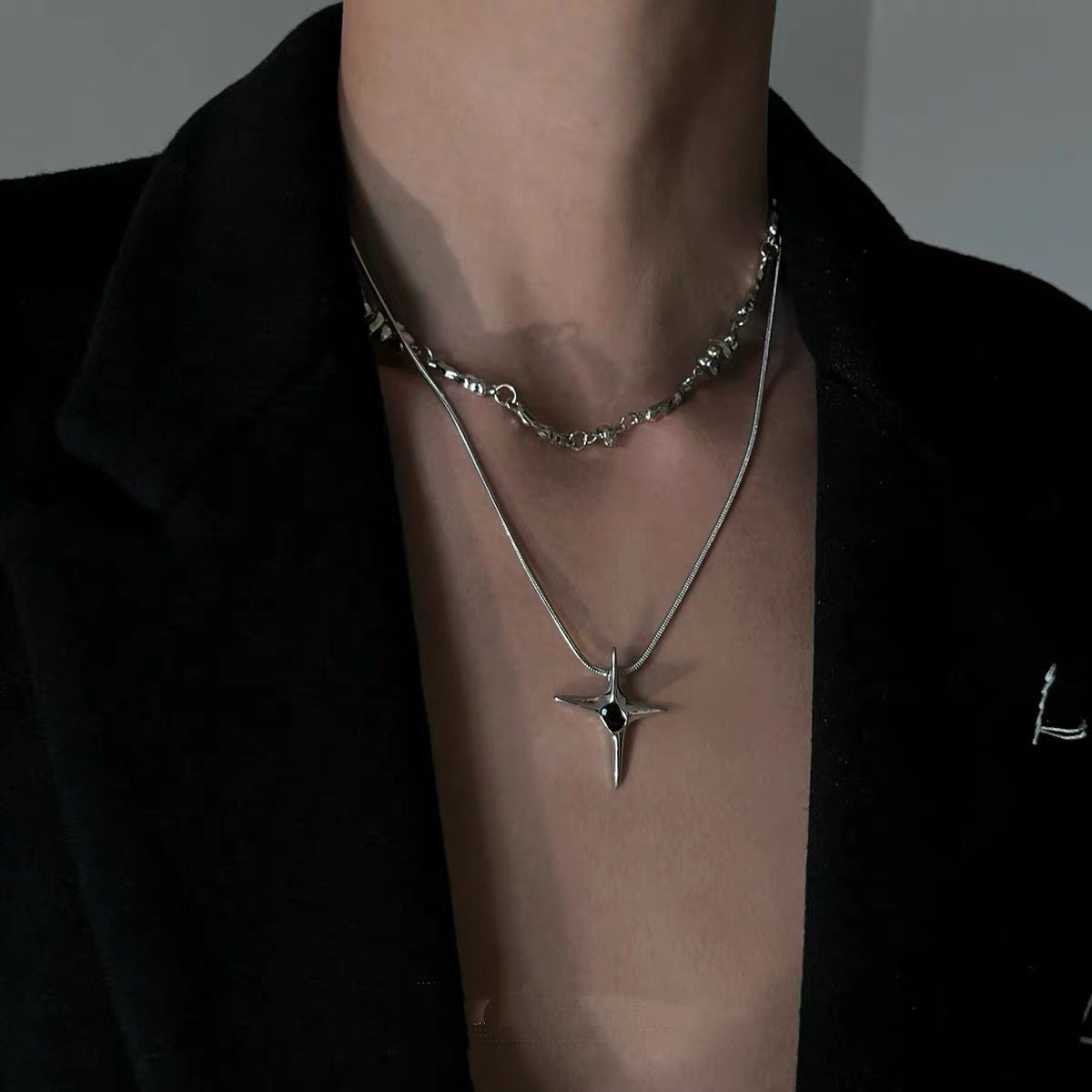 Damen Halskette mit modernem dreidimensionalem Anhänger und eleganten Kettendetails Shop Nory